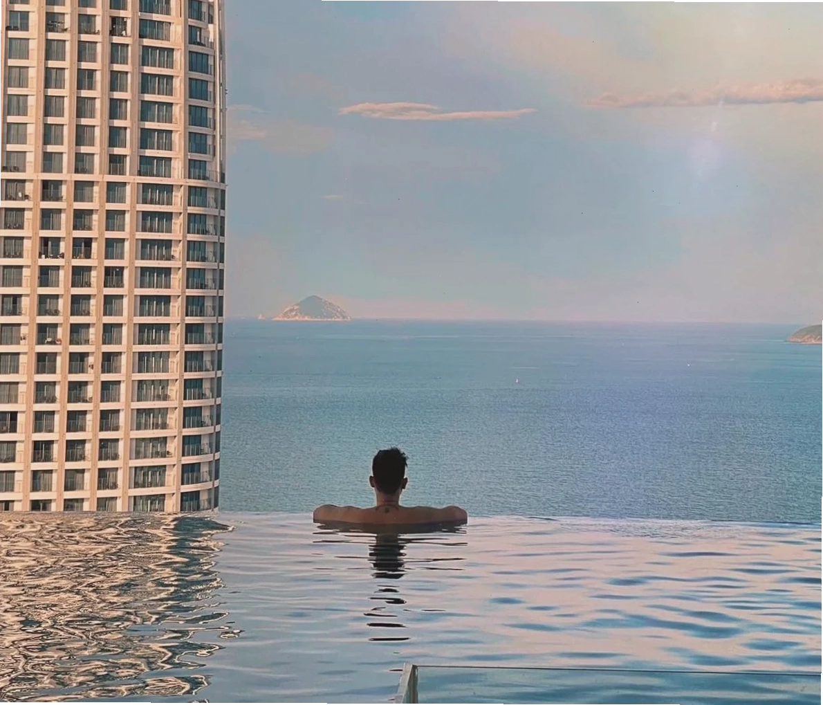 Hồ bơi vô cực tại khách sạn Nha Trang view biển đẹp cao cấp
